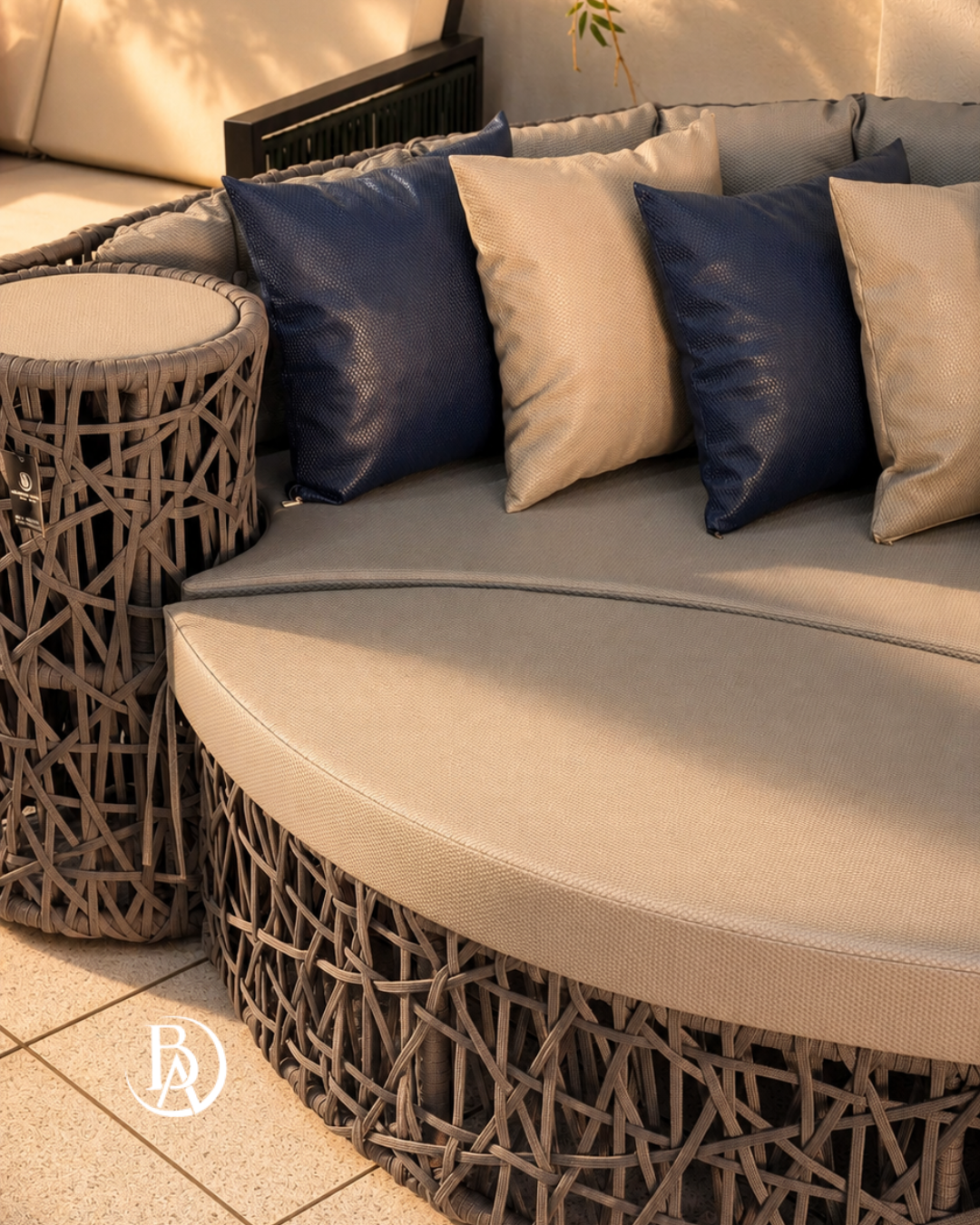 Detalhe do daybed Bárbara Alves com mesa lateral em corda trançada